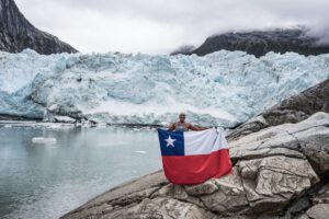 Fotografía de la nadadora extrema Bárbara Hernández en la Península Antártica