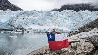 Fotografía de la nadadora extrema Bárbara Hernández en la Península Antártica