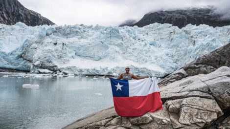 Fotografía de la nadadora extrema Bárbara Hernández en la Península Antártica