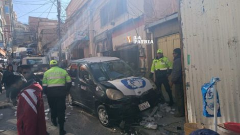 Accidente en la Super Feria donde conductora de radiotaxi perdió el control