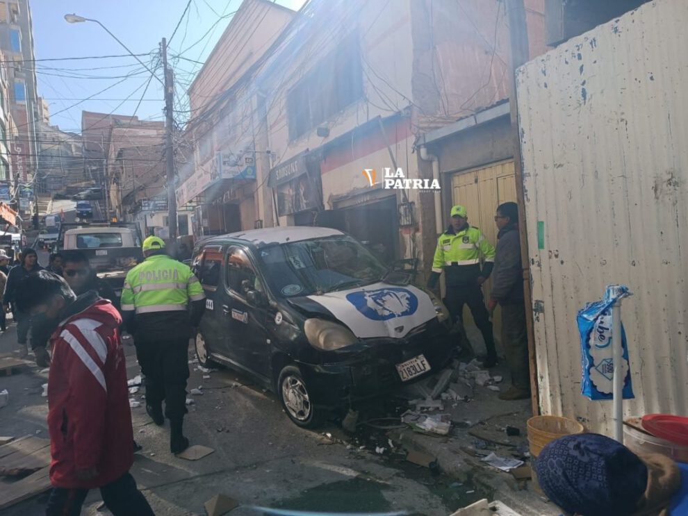 Accidente en la Super Feria donde conductora de radiotaxi perdió el control