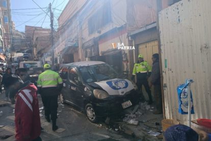Accidente en la Super Feria donde una conductora de radiotaxi perdió el control