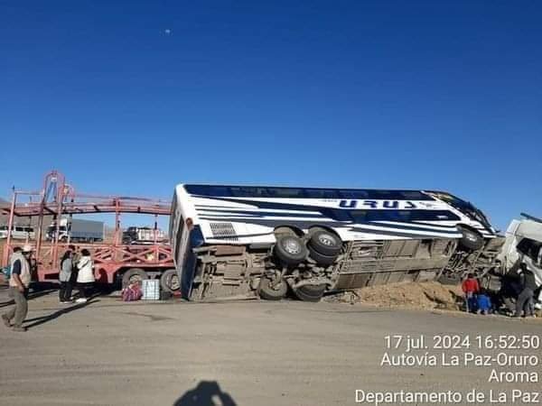 Accidente en Patacamaya entre un ómnibus y un tractocamión