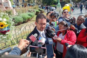 Liderazgo de Maduro en encuestas electorales según embajador venezolano en Bolivia