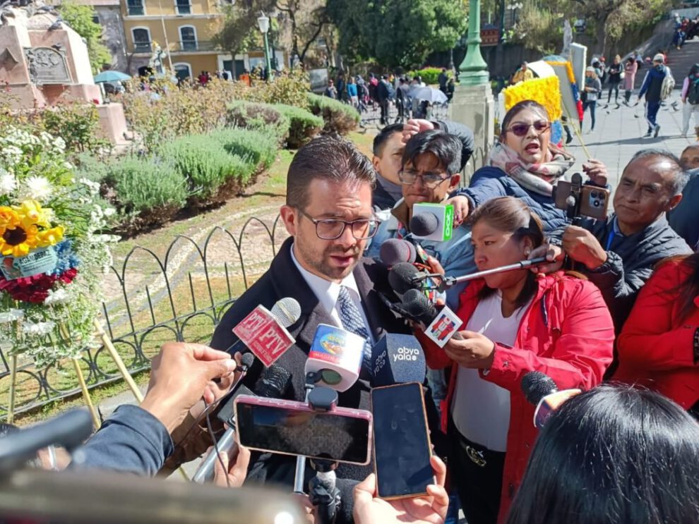 Liderazgo de Maduro en encuestas electorales según embajador venezolano en Bolivia