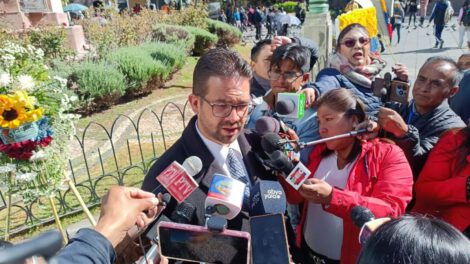 Liderazgo de Maduro en encuestas electorales según embajador venezolano en Bolivia