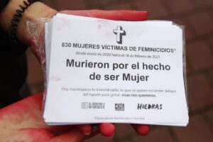 Fotografía de un cartel que expone los feminicidios durante un acto simbólico en Medellín, Colombia