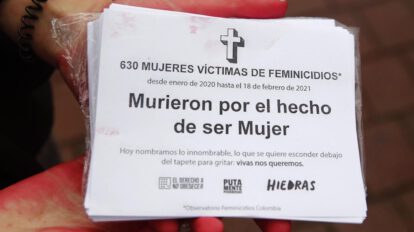 Fotografía de un cartel que expone los feminicidios durante un acto simbólico en Medellín, Colombia