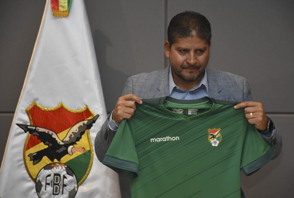 Oscar Villegas director técnico de la selección nacional de fútbol