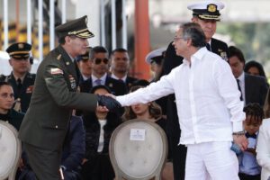 Colombia celebra independencia con desfile militar liderado por Gustavo Petro