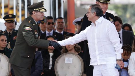 Colombia celebra independencia con desfile militar liderado por Gustavo Petro