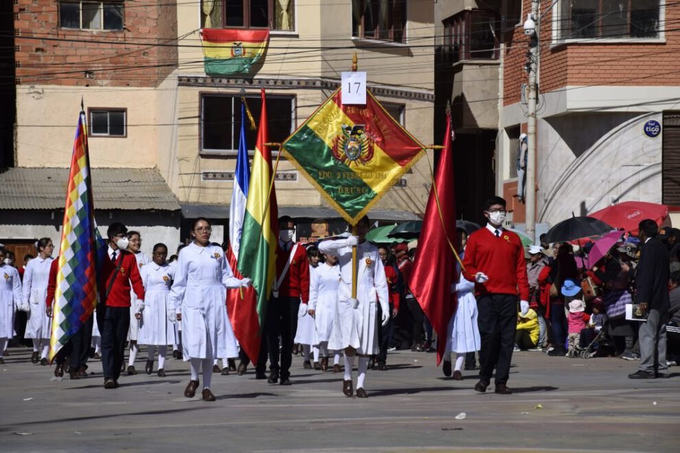 Desfiles escolares Oruro en conmemoración de los 199 años de independencia de Bolivia