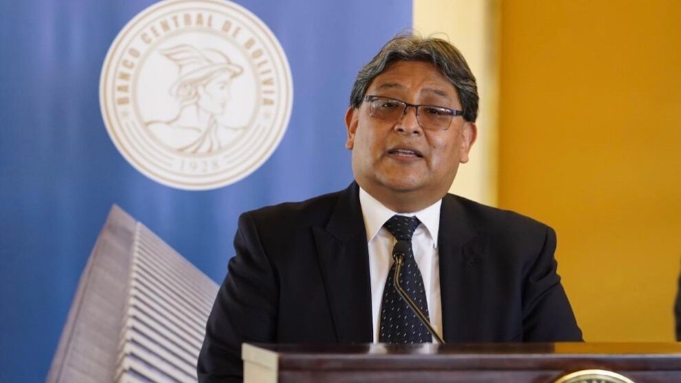 Demanda al presidente del BCB por escasez de dólares y emisión ilegal de billetes