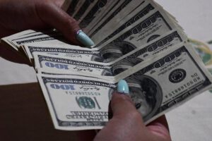 créditos externos para frenar alza del dólar en el mercado paralelo