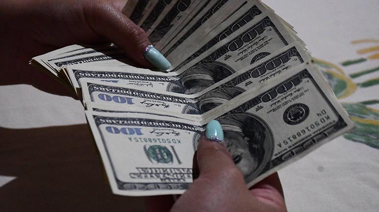 créditos externos para frenar alza del dólar en el mercado paralelo