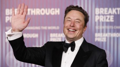 Fotografía de Elon Musk en una ceremonia en Los Angeles, California