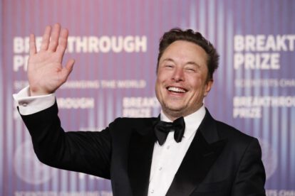 Fotografía de Elon Musk en una ceremonia en Los Angeles, California