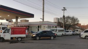 Escasez de diésel provoca caos en estaciones de servicio de Oruro