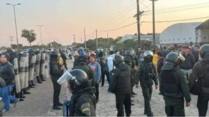 Policía disuelve bloqueo en ruta Santa Cruz - Warnes