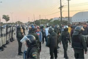 Policía disuelve bloqueo en ruta Santa Cruz - Warnes
