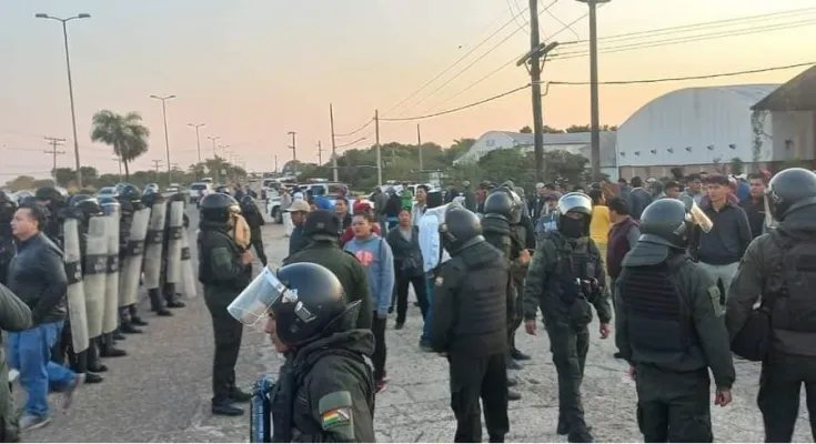 Policía disuelve bloqueo en ruta Santa Cruz - Warnes