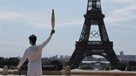 Antorcha olímpica París 2024 en manos de celebridades