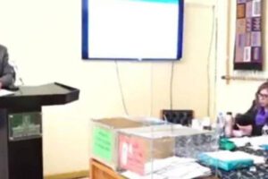 Senadora Patricia Arce en el momento en el que ayudo a un postulante durante las elecciones judiciales