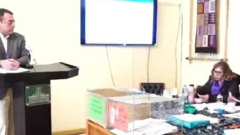 Senadora Patricia Arce en el momento en el que ayudo a un postulante durante las elecciones judiciales