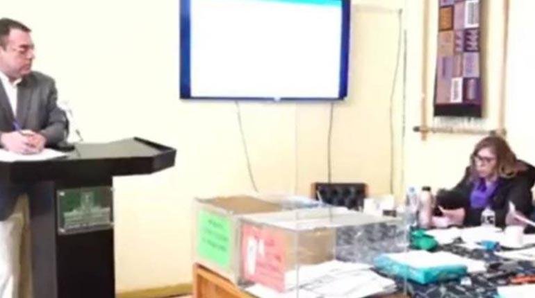 Senadora Patricia Arce en el momento en el que ayudo a un postulante durante las elecciones judiciales