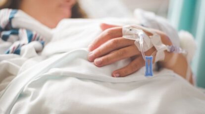 Mujer golpeada por su pareja lucha por sobrevivir