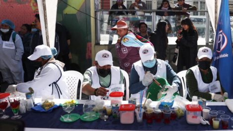 Mujeres preparan crema chantillí en concurso gastronómico en La Paz