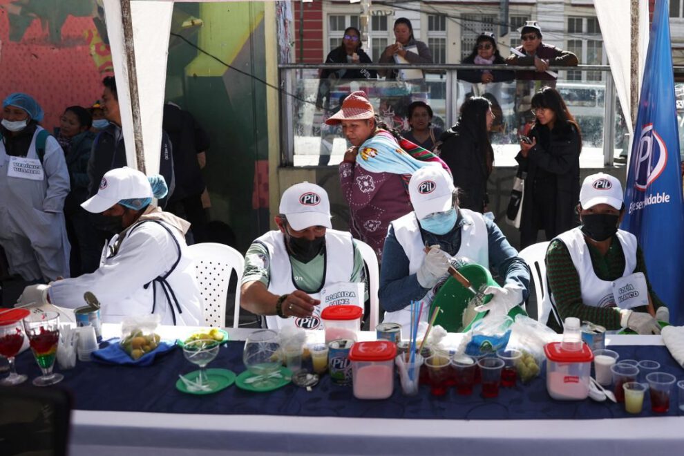 Mujeres preparan crema chantillí en concurso gastronómico en La Paz