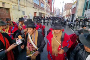 Crisis sindical en La Paz: Dirigentes se enfrentan a chicotazos por control de federación