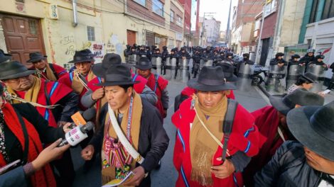 Crisis sindical en La Paz: Dirigentes se enfrentan a chicotazos por control de federación