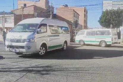 Transporte Urbano de Oruro realiza paro movilizado y bloqueo de 24 horas por escasez de diésel