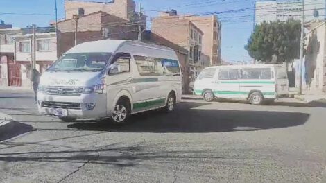 Transporte Urbano de Oruro realiza paro movilizado y bloqueo de 24 horas por escasez de diésel