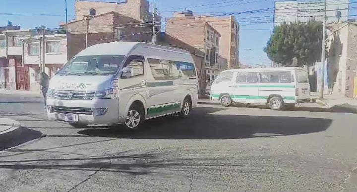 Transporte Urbano de Oruro realiza paro movilizado y bloqueo de 24 horas por escasez de diésel