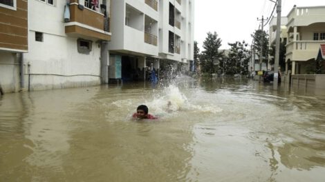 Tres personas fallecen por lluvias en India