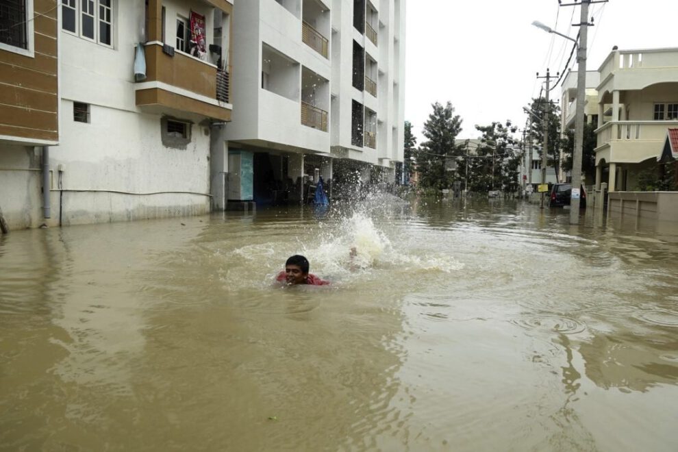 Tres personas fallecen por lluvias en India