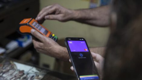 Un cliente realiza una compra mediante billeteras digitales en América Latina