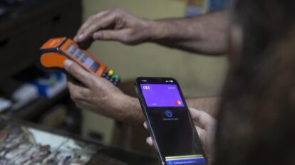 Un cliente realiza una compra mediante billeteras digitales en América Latina