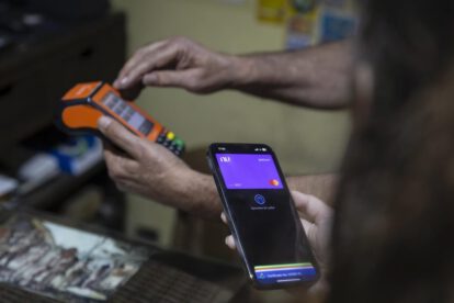 Un cliente realiza una compra mediante billeteras digitales en América Latina