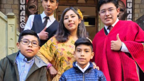 Trovadorcitos de La Paz recolectan tapitas en Oruro para niños con cáncer