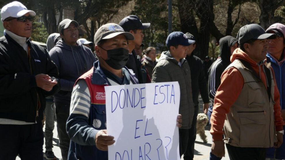 Comerciantes no participarán en desfile por falta de dólares