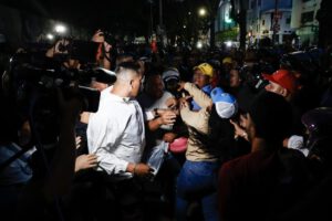 Elecciones en Venezuela: Confrontación a golpes entre chavistas y opositores en centro de votación
