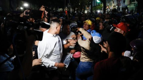 Elecciones en Venezuela: Confrontación a golpes entre chavistas y opositores en centro de votación