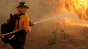 Bomberos forestales en Bolivia refuerzan combate contra incendios