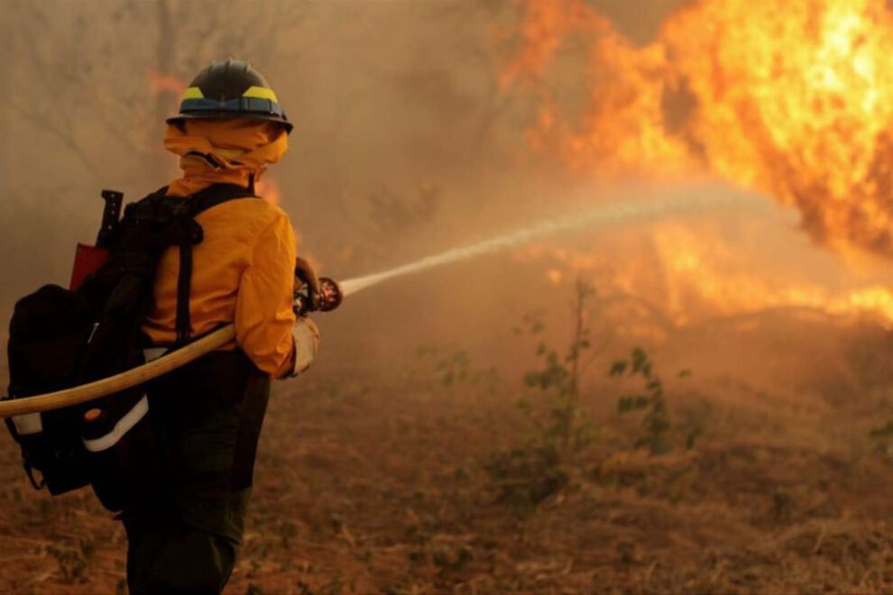 Bomberos forestales en Bolivia refuerzan combate contra incendios