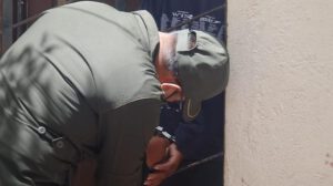 Padre ebrio intenta asfixiar a su hijo en Oruro