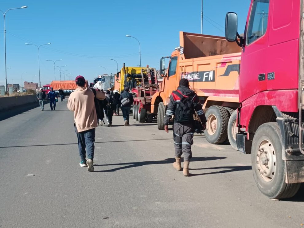 bloqueo de transportistas afecta suministro de combustibles en Oruro